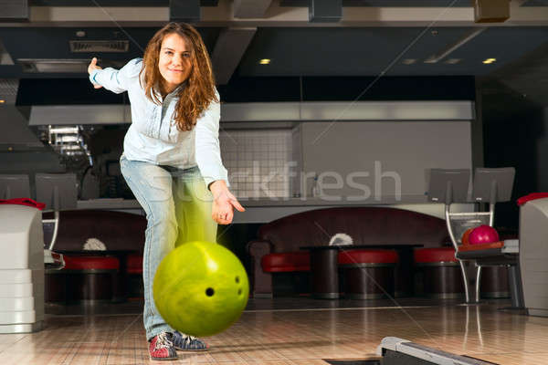Zdjęcia stock: Przyjemny · młoda · kobieta · bowling · ball · cel · uśmiechnięty