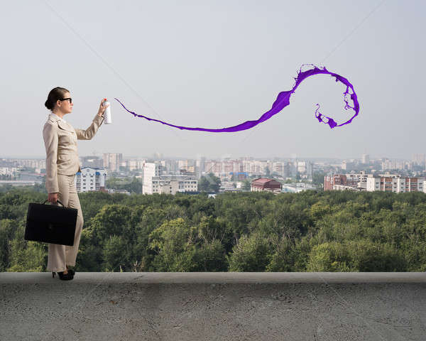 Stockfoto: Groene · jonge · zakenvrouw · koffer · spray · ballon