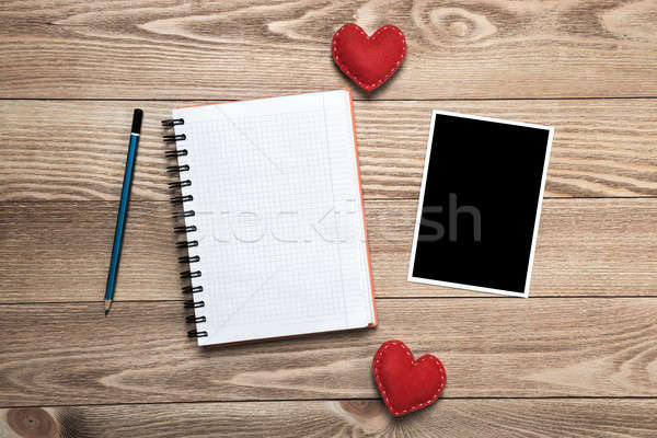 Fekete fényképkeret szeretet szívek fa asztal papír Stock fotó © adam121