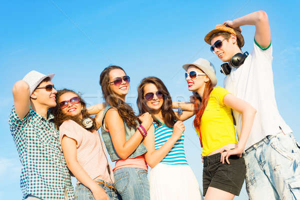 [[stock_photo]]: Groupe · jeunes · lunettes · de · soleil · chapeau