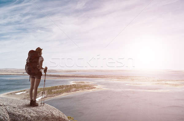 Trekking kirándulás fiatal nő természetjáró sétál gyönyörű Stock fotó © adam121