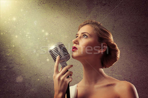 Stok fotoğraf: çekici · kadın · şarkıcı · mikrofon · arkasında · soyut · moda