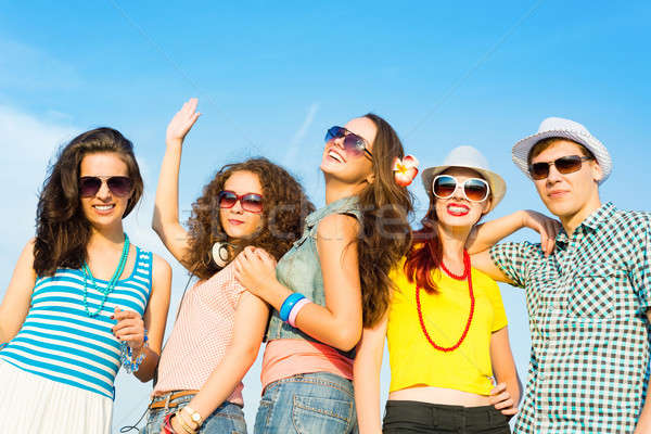 [[stock_photo]]: Groupe · jeunes · lunettes · de · soleil · chapeau