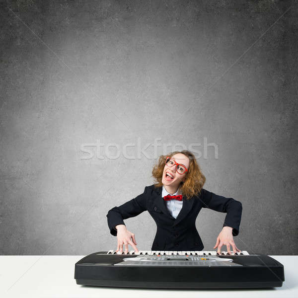 Mad vrouw spelen piano grappig gek Stockfoto © adam121