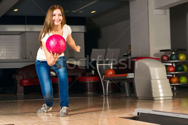 Przyjemny młoda kobieta bowling ball cel uśmiechnięty Zdjęcia stock © adam121