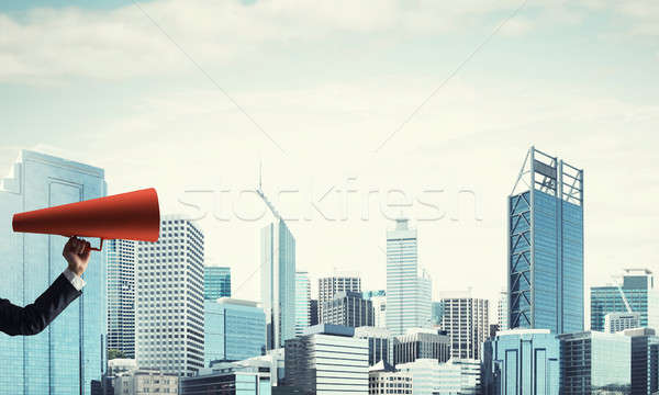 Foto stock: Mano · mujer · de · negocios · rojo · papel · trompeta