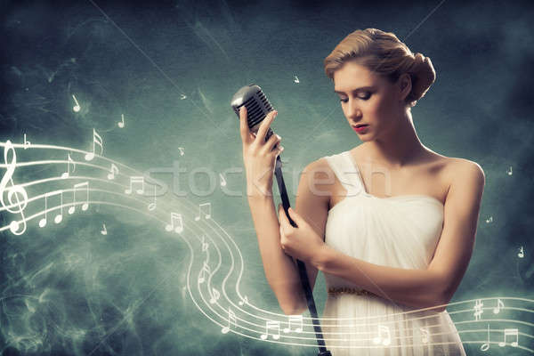 Foto stock: Mujer · atractiva · cantante · micrófono · detrás · resumen · moda