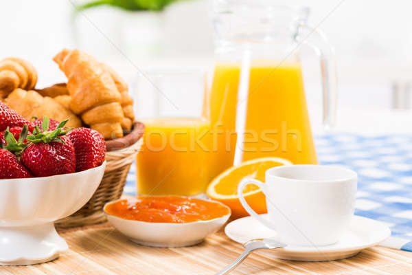 Foto stock: Pequeno-almoço · continental · café · morango · croissant · suco · fruto