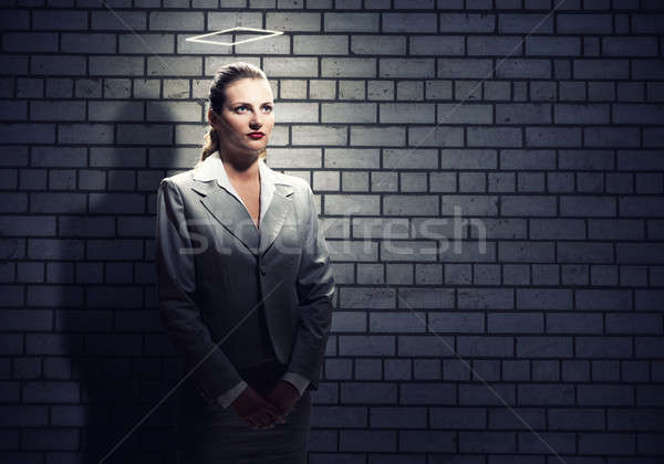 Foto stock: Rezando · mujer · de · negocios · jóvenes · halo