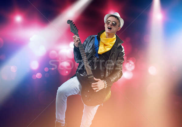 Etapă tânăr stâncă muzician lumini Imagine de stoc © adam121
