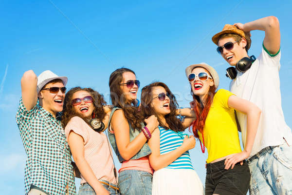 Csoport fiatalok visel napszemüveg kalap sapkák Stock fotó © adam121