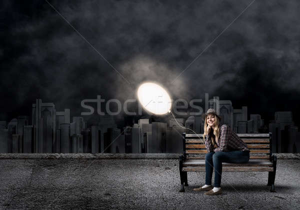 商業照片: 女孩 · 氣球 · 年輕女子 · 隨便 · 坐在 · 長凳