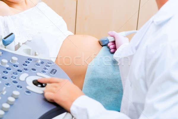 Mână abdominal ultrasunete scanner gravidă femei Imagine de stoc © adam121