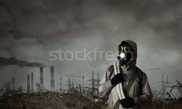Posta apocaliptic viitor om supravietuitor masca de gaze Imagine de stoc © adam121