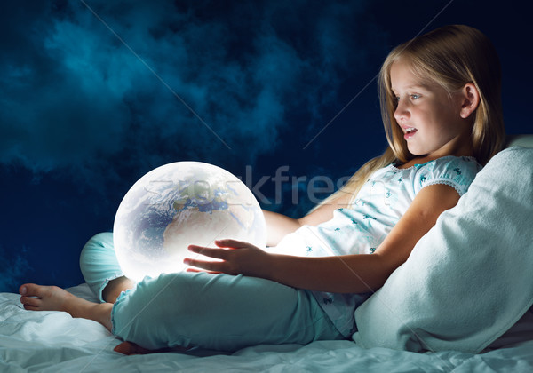 [[stock_photo]]: Fille · lit · monde · cute · séance