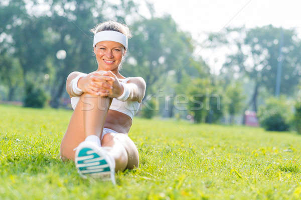 Kobieta parku młodych fitness dziewczyna posiedzenia Zdjęcia stock © adam121