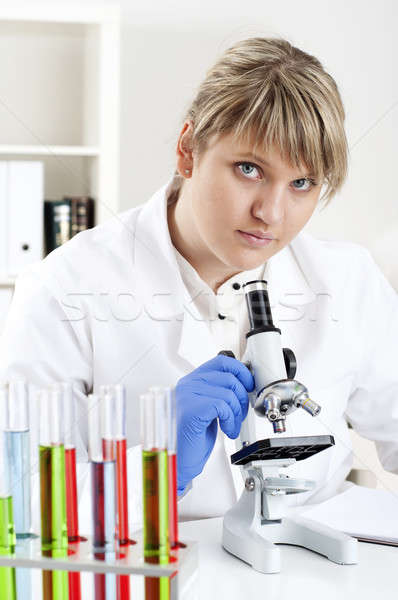 Medische onderzoek vrouwelijke arts werken lab Stockfoto © adam121