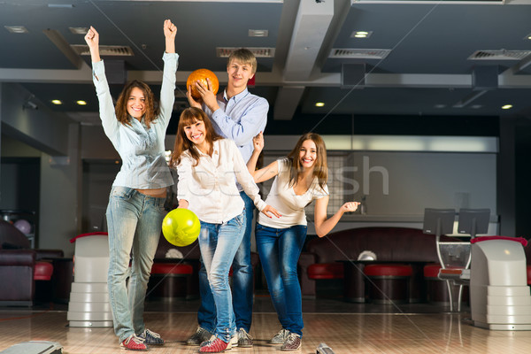 Groupe jeunes amis jouer bowling temps [[stock_photo]] © adam121