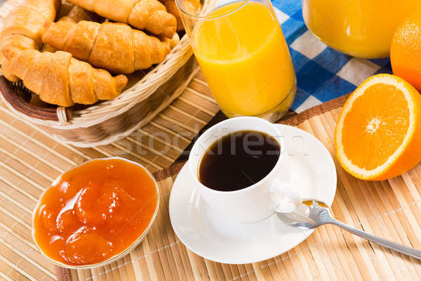 Mic dejun continental cafea căpşună croissant suc fruct Imagine de stoc © adam121
