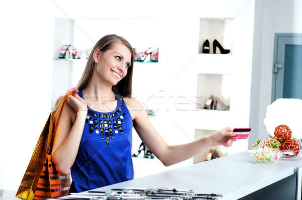 Nő vásárlás pénztár fizet hitelkártya fiatal nő Stock fotó © adam121
