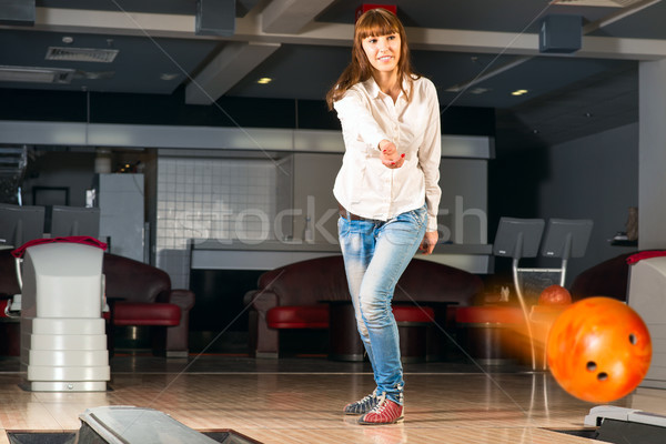 Przyjemny młoda kobieta bowling ball cel uśmiechnięty Zdjęcia stock © adam121