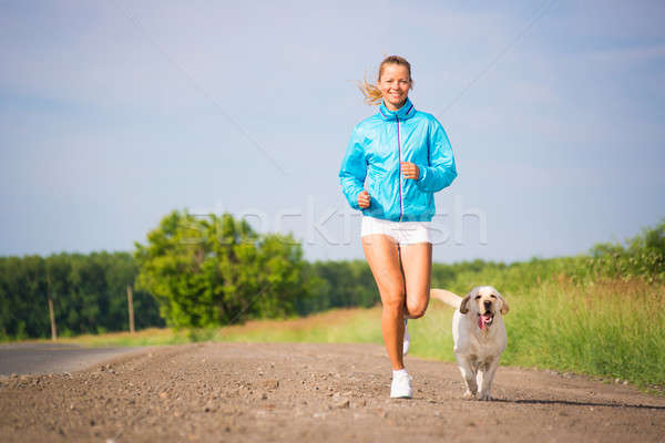 Foto stock: Ejecutando · labrador · camino · rural · aire · libre · formación