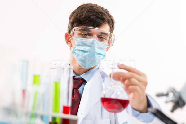 Wetenschapper werken lab masker reageerbuis vloeibare Stockfoto © adam121