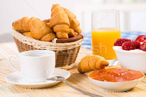 Pequeno-almoço continental café morango creme croissant fruto Foto stock © adam121