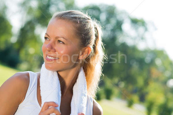 Aantrekkelijke vrouw witte handdoek jonge rond nek Stockfoto © adam121