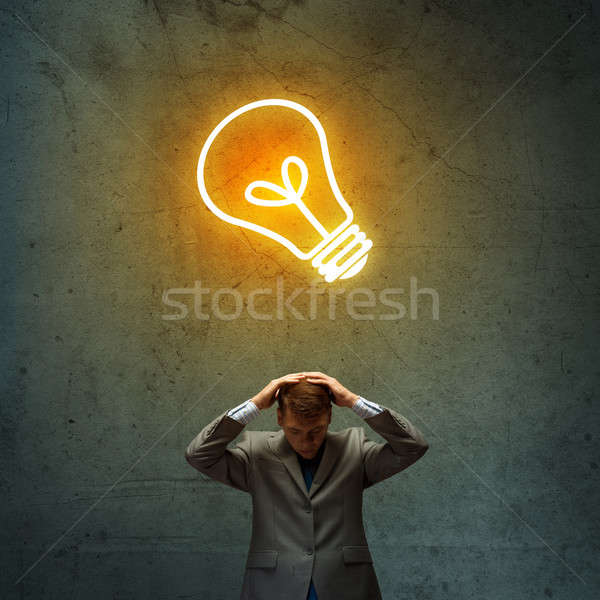 Idee jonge nadenkend zakenman hoofd armen Stockfoto © adam121