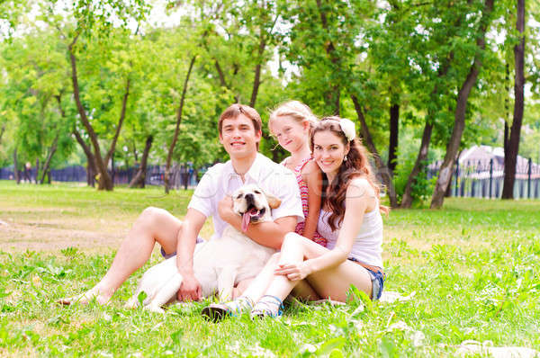 Szczęśliwy młodych rodziny labrador parku Zdjęcia stock © adam121