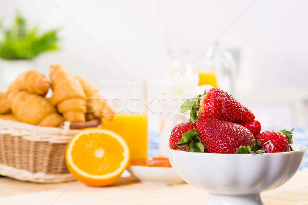 Foto stock: Pequeno-almoço · continental · café · morango · creme · croissant · vidro