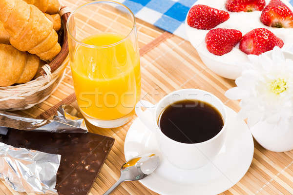 Kontinentales Frühstück Kaffee Erdbeere Sahne Croissant Obst Stock foto © adam121
