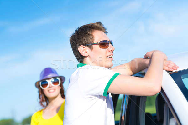 Stockfoto: Jonge · man · zonnebril · permanente · auto · zomer · weg