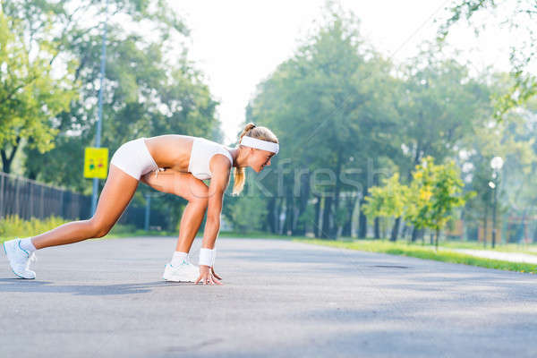Sportowiec początku młoda kobieta runner zewnątrz stałego Zdjęcia stock © adam121