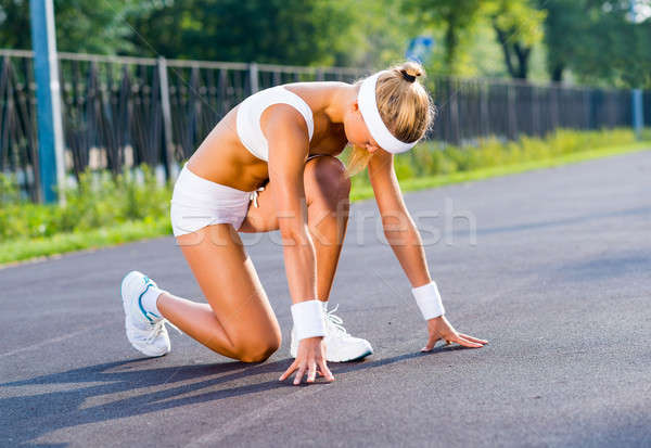 Sportowiec początku młoda kobieta runner zewnątrz stałego Zdjęcia stock © adam121