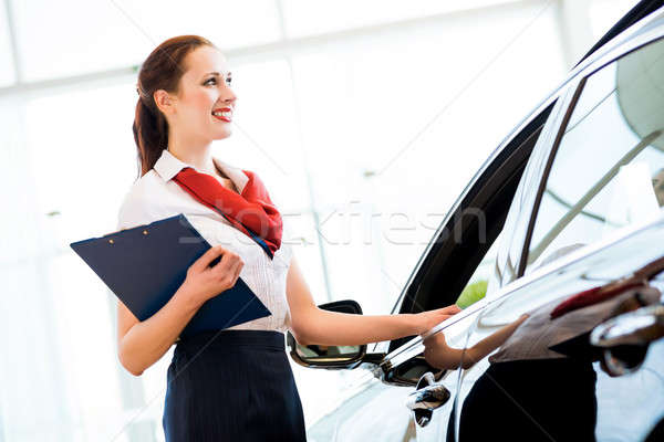 Jeune femme salle d'exposition portrait affaires fille [[stock_photo]] © adam121