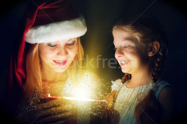 Madre figlia finestra regalo babbo natale Foto d'archivio © adam121