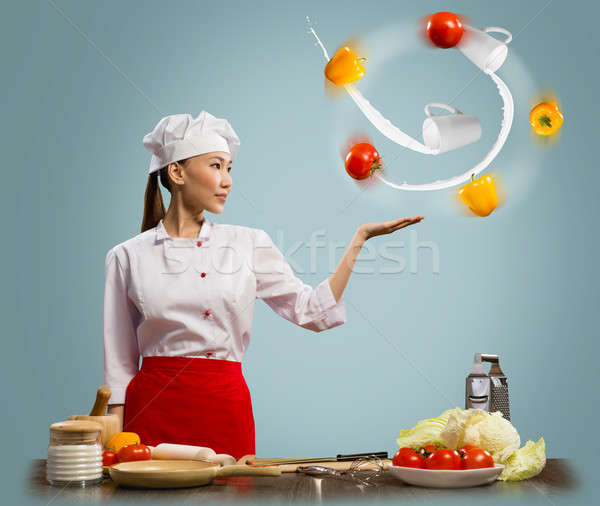 Asian kobieta kucharz żonglerka warzyw jeden Zdjęcia stock © adam121