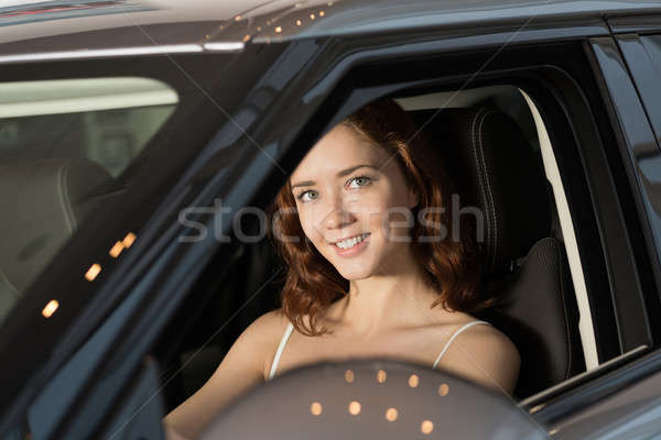 Coche compra jóvenes mujer atractiva sesión coche nuevo Foto stock © adam121