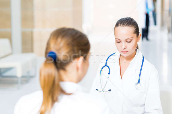 Foto stock: Dos · médicos · hablar · lobby · hospital · sesión