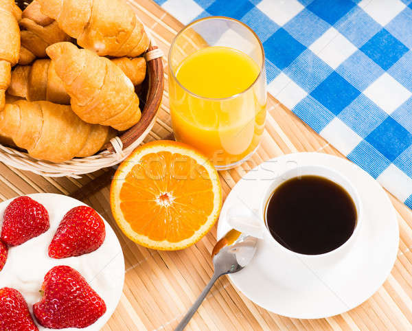 Zdjęcia stock: śniadanie · kontynentalne · kawy · truskawki · krem · rogalik · owoców