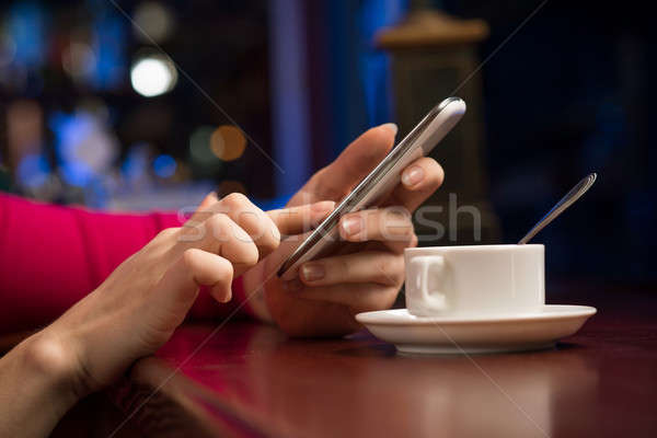 Stockfoto: Vrouwelijke · handen · mobiele · telefoon · vergadering