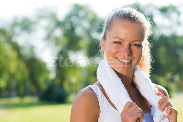 Stockfoto: Aantrekkelijke · vrouw · witte · handdoek · jonge · rond · nek