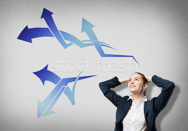 Foto stock: Empresária · pensando · algo · seta · pensamentos