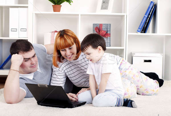 Familia mirando portátil cara Internet feliz Foto stock © adam121