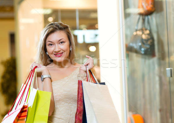 Porträt schöne Frau Warenkorb Zentrum halten Einkaufstaschen Stock foto © adam121