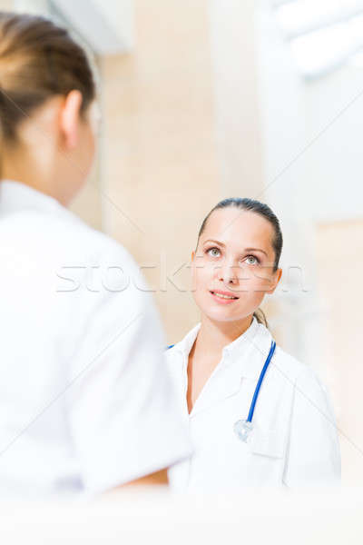 Deux médecins parler lobby hôpital sourire Photo stock © adam121