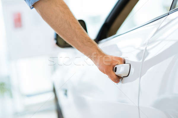 Hombre puerta coche nuevo coche inspección sala de exposición Foto stock © adam121