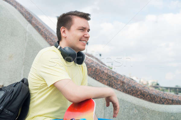 Skateboard tipo urbanas joven sesión escalera Foto stock © adam121